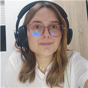 Profesora de inglés ofrece tutoría para estudiantes de instituto